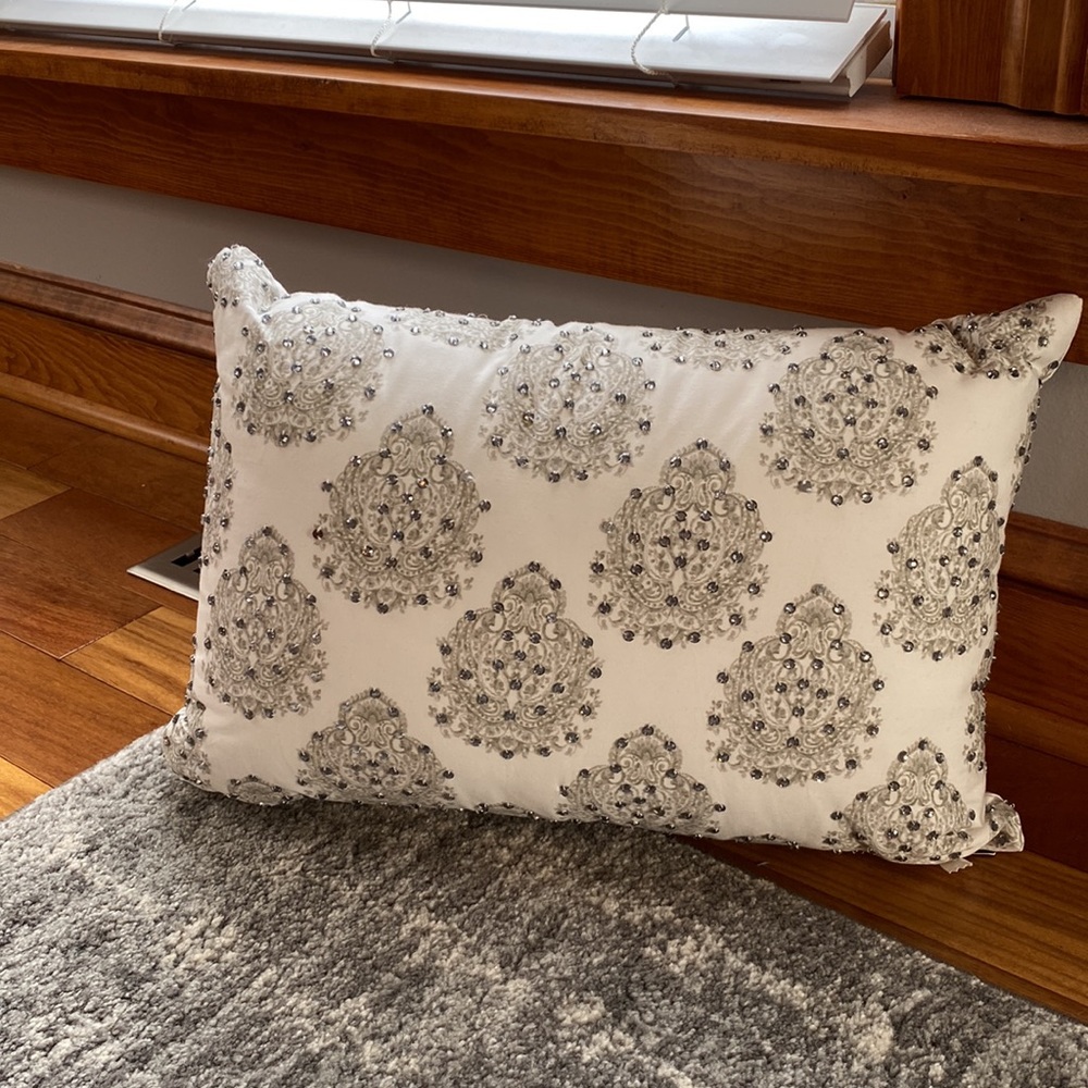 NWT New White & Gray (Grey) Nicole Miller Decorative Throw Pillow